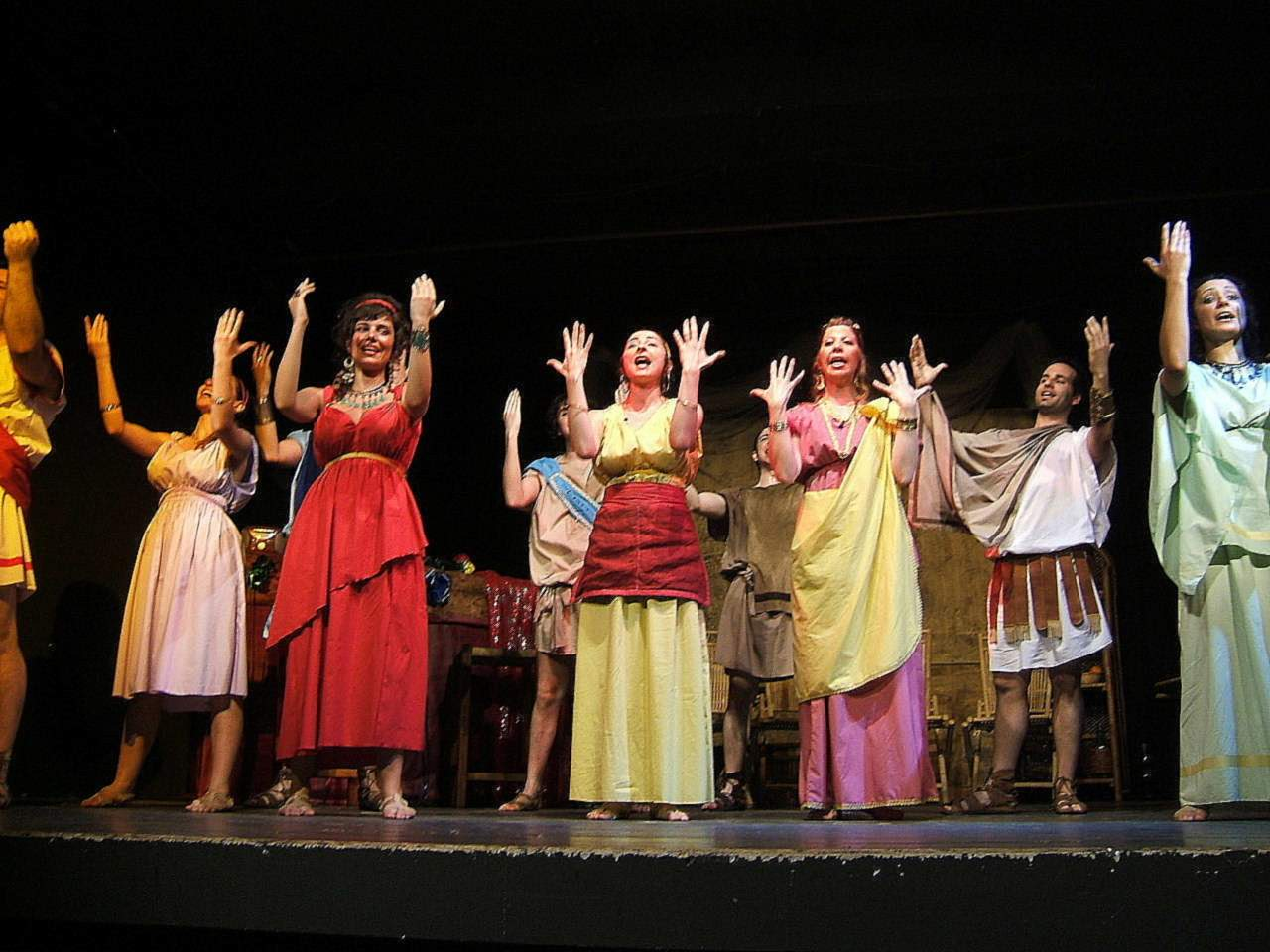 Artisti e professionisti riuniti sul palco