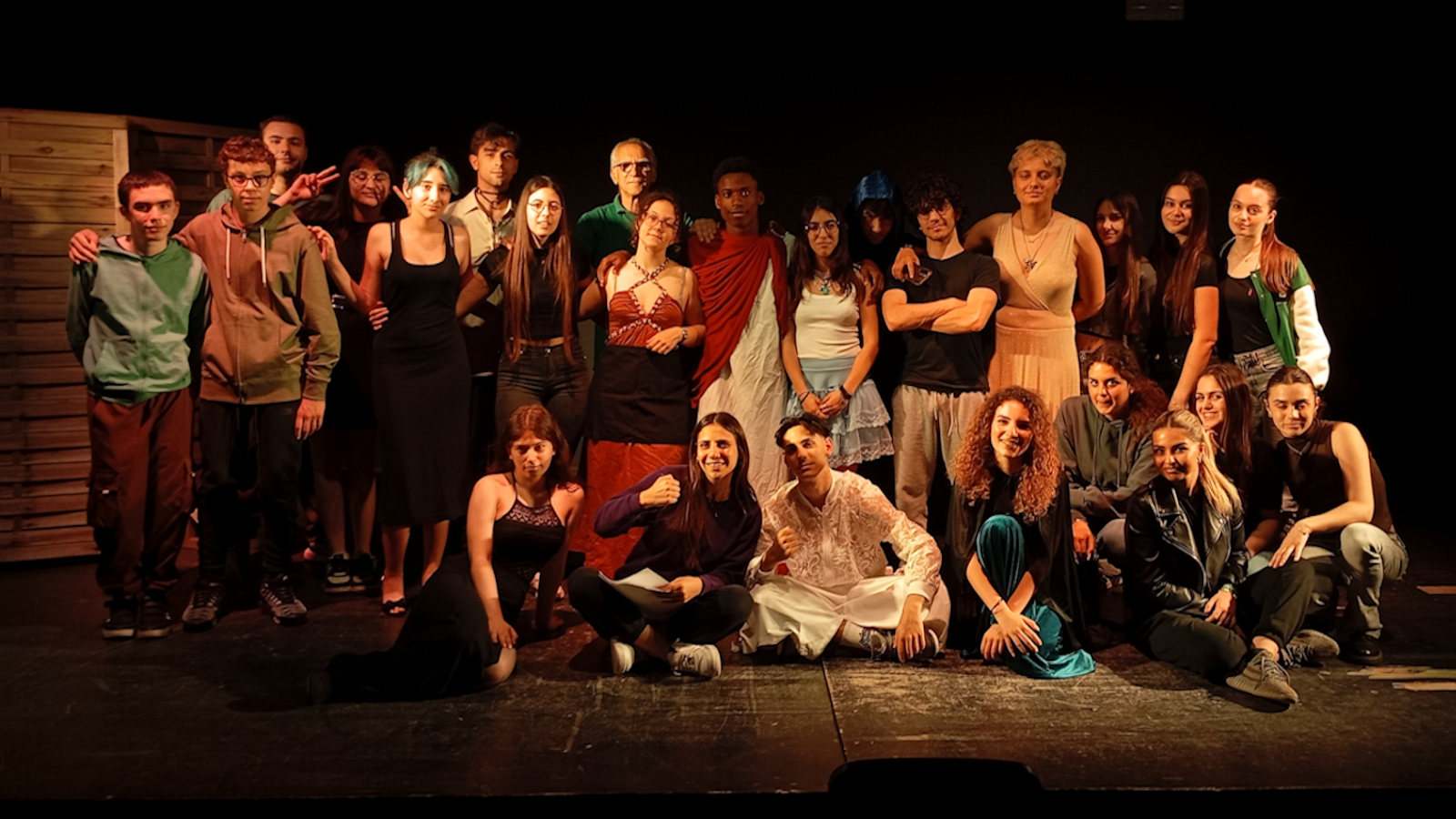 Ragazzi durante un laboratorio musicale a scuola